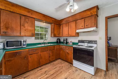 Kitchen - 2656 Ware St, Blackshear, GA 31516 photo 2 of 3