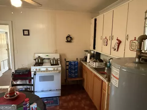 Kitchen - 616 S Harlem Cir, Lagrange, GA 30241 photo 2 of 2