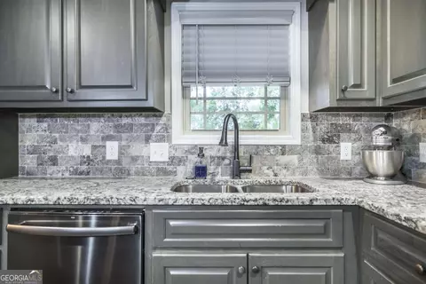 Kitchen - 112 Dora Ln, Byron, GA 31008 photo 4 of 5