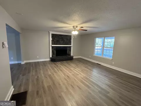 Living - 1516 Stark Rd, Jackson, GA 30233 photo 4 of 4