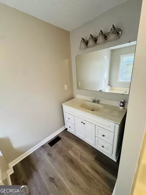 Bath - 1516 Stark Rd, Jackson, GA 30233 photo 2 of 3