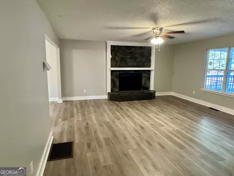 Living - 1516 Stark Rd, Jackson, GA 30233 photo 3 of 4