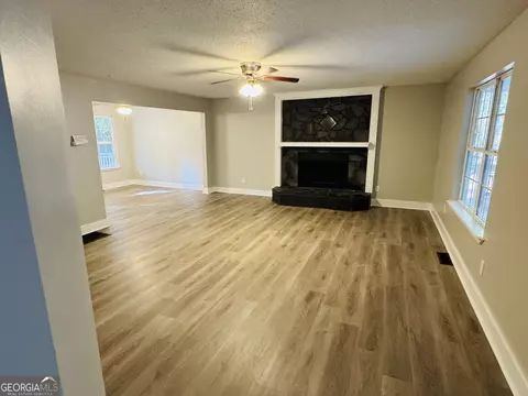 Living - 1516 Stark Rd, Jackson, GA 30233 photo 2 of 4