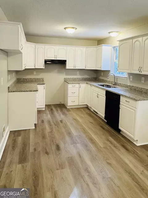 Kitchen - 1516 Stark Rd, Jackson, GA 30233 photo 2 of 3