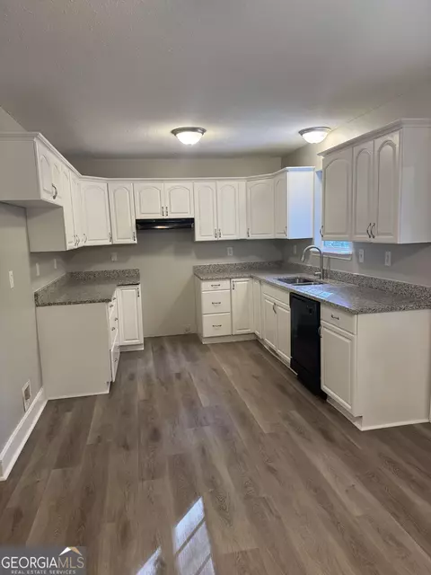 Kitchen - 1516 Stark Rd, Jackson, GA 30233 photo 3 of 3