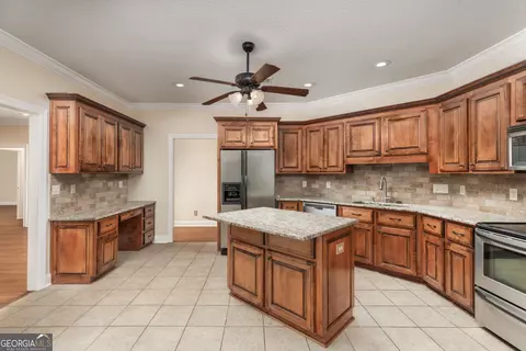Kitchen - 518 Eagle Springs Dr, Centerville, GA 31028 photo 3 of 4