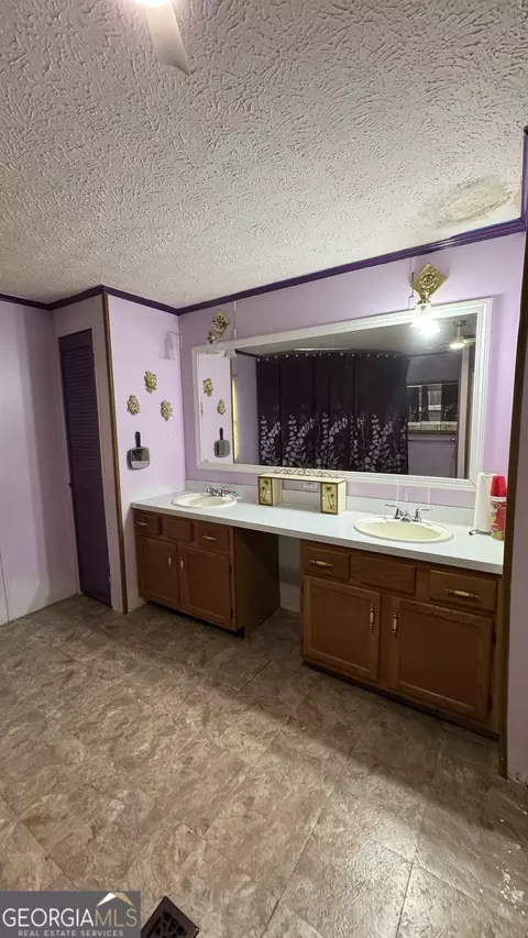 Bath - 4010 Fairhaven Dr, Collins, GA 30421 photo 1 of 3