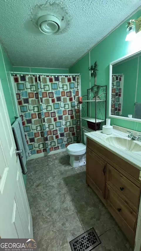 Bath - 4010 Fairhaven Dr, Collins, GA 30421 photo 3 of 3