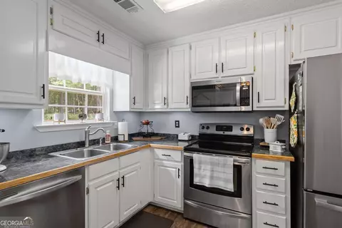 Kitchen - 320 Cobb Ct, Hampton, GA 30228 photo 2 of 2
