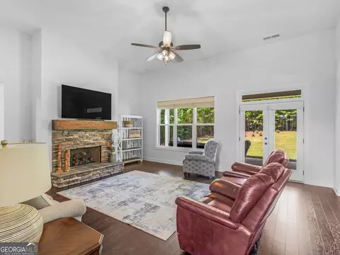 Living - 352 Thunderbolt Ln, Williamson, GA 30292 photo 1 of 4