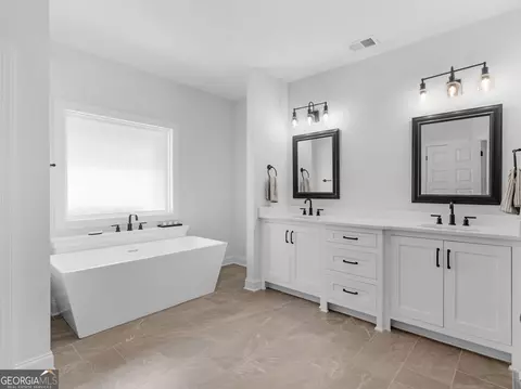 Bath - 352 Thunderbolt Ln, Williamson, GA 30292 photo 2 of 3