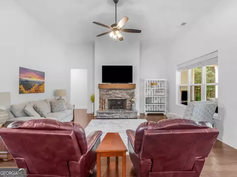 Living - 352 Thunderbolt Ln, Williamson, GA 30292 photo 4 of 4