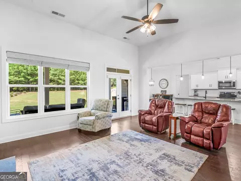 Living - 352 Thunderbolt Ln, Williamson, GA 30292 photo 3 of 4