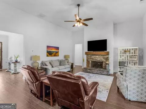 Living - 352 Thunderbolt Ln, Williamson, GA 30292 photo 2 of 4