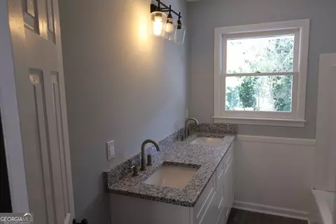 Bath - 198 Hickory Ave, Demorest, GA 30535 photo 3 of 7