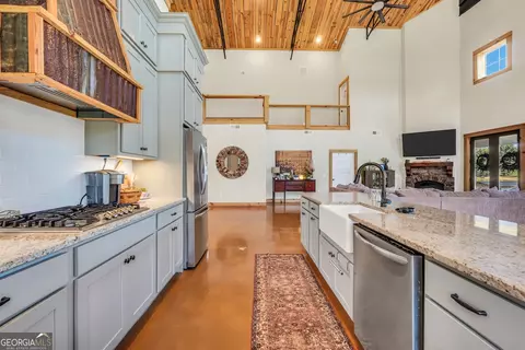 Kitchen - 239 Walters Rd, Barnesville, GA 30204 photo 6 of 10
