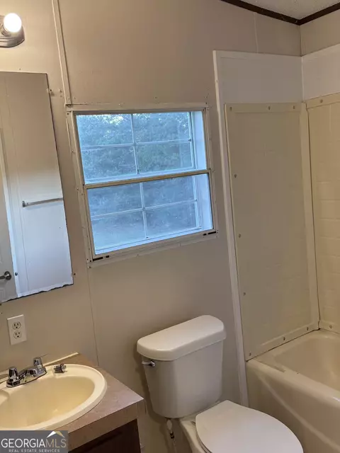 Bath - 412 Pullen Ln, Dublin, GA 31021 photo 4 of 4