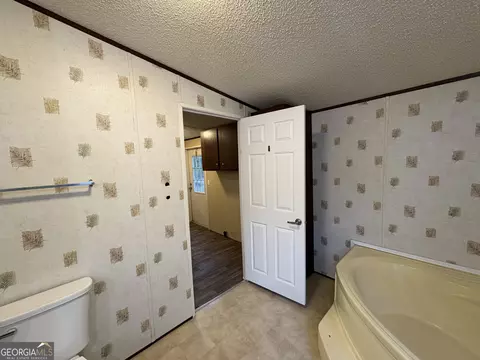 Bath - 412 Pullen Ln, Dublin, GA 31021 photo 3 of 4