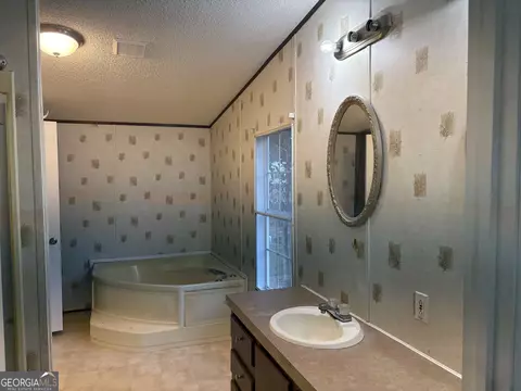 Bath - 412 Pullen Ln, Dublin, GA 31021 photo 1 of 4