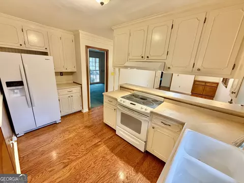 Kitchen - 596 Kay St, Jackson, GA 30233 photo 2 of 3