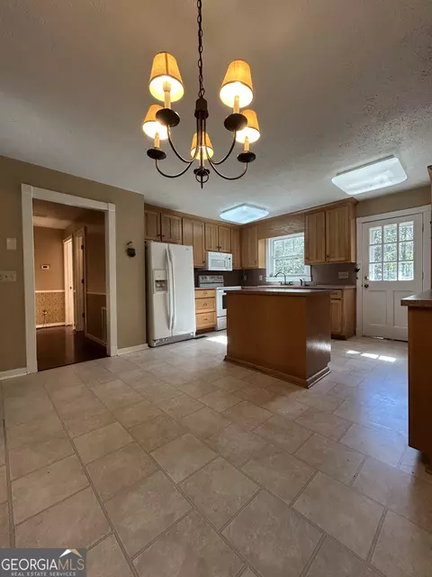 Kitchen - 104 Spring Valley Dr, Lagrange, GA 30240 photo 2 of 6