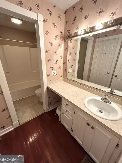 Bath - 104 Spring Valley Dr, Lagrange, GA 30240 photo 1 of 4