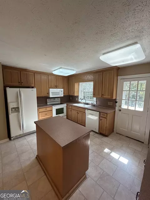 Kitchen - 104 Spring Valley Dr, Lagrange, GA 30240 photo 3 of 6