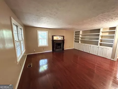 Living - 104 Spring Valley Dr, Lagrange, GA 30240 photo 2 of 4