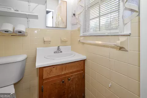Bath - 200 Crestwood Dr, Lagrange, GA 30241 photo 1 of 4
