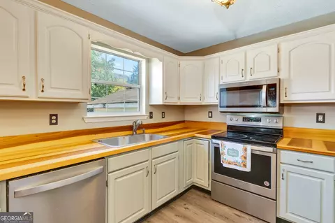 Kitchen - 15 Brutis Dr, Rock Spring, GA 30739 photo 2 of 3