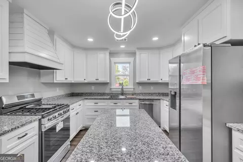 Kitchen - 725 Arrowhead Rd, Dublin, GA 31021 photo 4 of 5