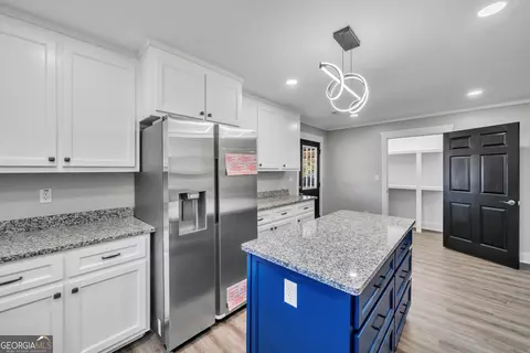 Kitchen - 725 Arrowhead Rd, Dublin, GA 31021 photo 5 of 5