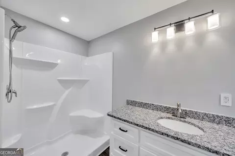 Bath - 725 Arrowhead Rd, Dublin, GA 31021 photo 3 of 4