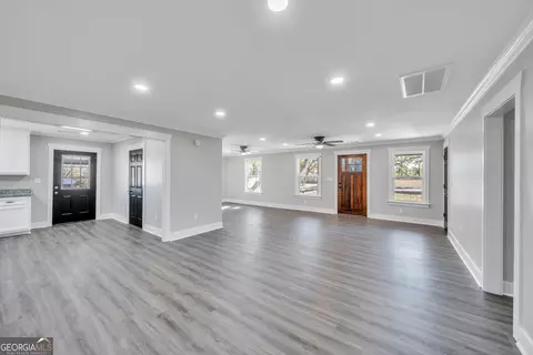 Living - 725 Arrowhead Rd, Dublin, GA 31021 photo 3 of 4