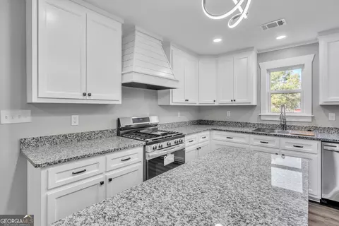 Kitchen - 725 Arrowhead Rd, Dublin, GA 31021 photo 3 of 5