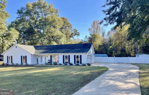105 Hawthorne Cir, Lagrange, GA 30240