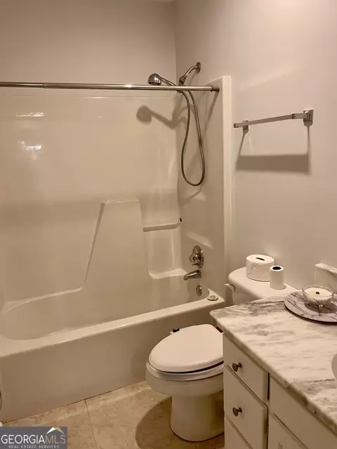 Bath - 105 Hawthorne Cir, Lagrange, GA 30240 photo 2 of 3