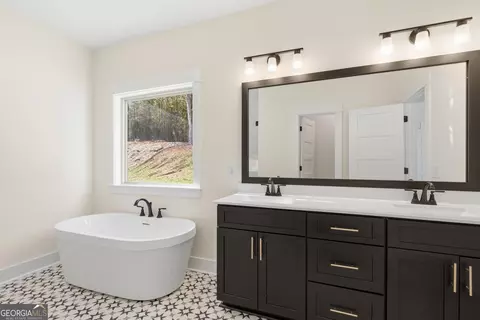 Bath - 405 Ayers Crk, Toccoa, GA 30577 photo 2 of 3
