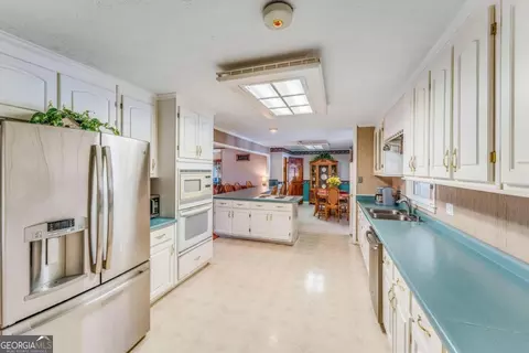 Kitchen - 417 Pulliam Ln, Royston, GA 30662 photo 3 of 4
