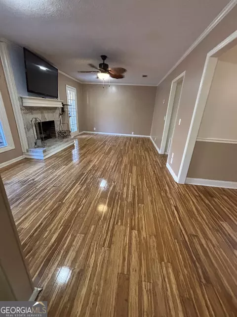Living - 228 Sivell Rd, Lagrange, GA 30241 photo 4 of 6