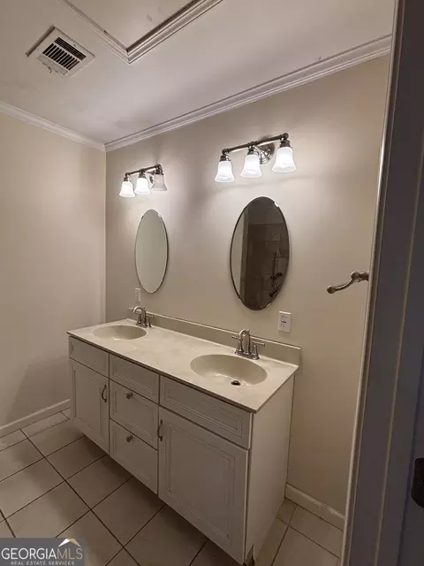 Bath - 228 Sivell Rd, Lagrange, GA 30241 photo 1 of 6