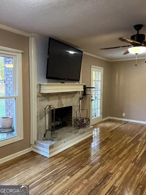 Living - 228 Sivell Rd, Lagrange, GA 30241 photo 5 of 6