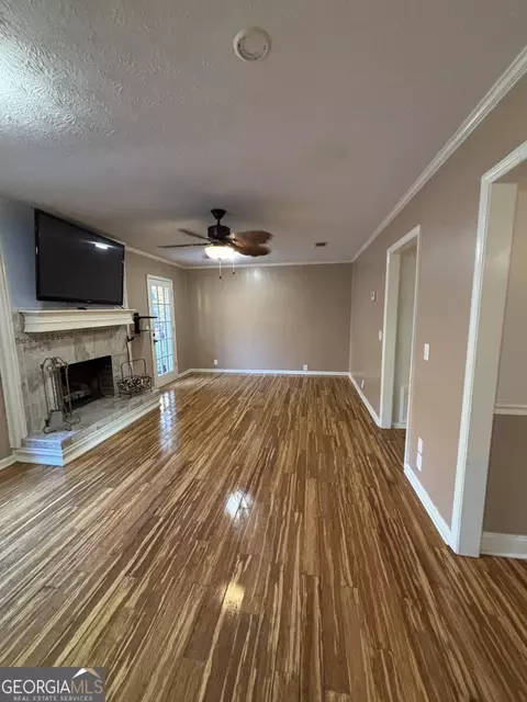 Living - 228 Sivell Rd, Lagrange, GA 30241 photo 3 of 6