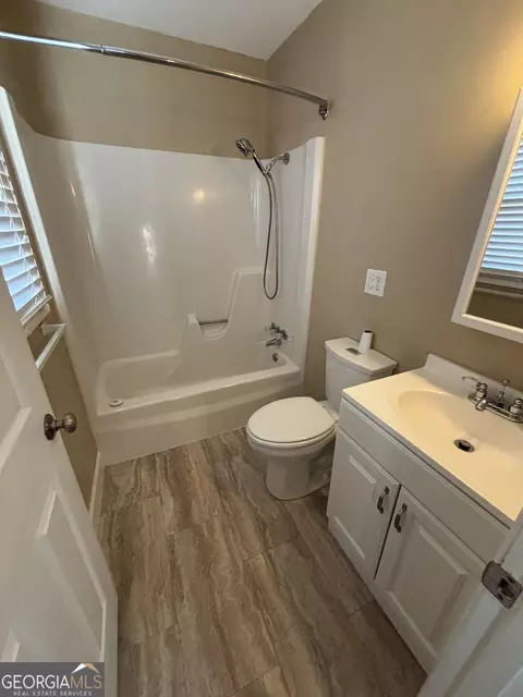 Bath - 228 Sivell Rd, Lagrange, GA 30241 photo 3 of 6