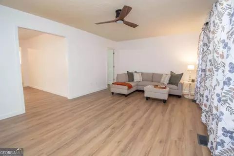 Living - 1186 Lindsey St, Lagrange, GA 30240 photo 2 of 3