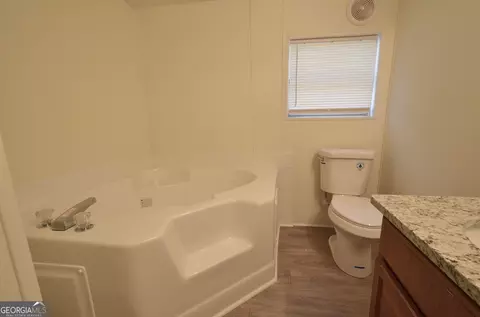 Bath - 722 Brower Ct, Dublin, GA 31021 photo 3 of 6