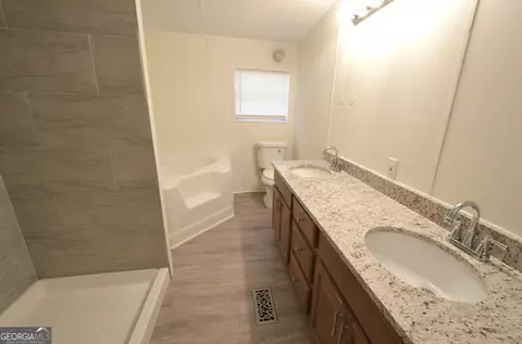 Bath - 722 Brower Ct, Dublin, GA 31021 photo 6 of 6