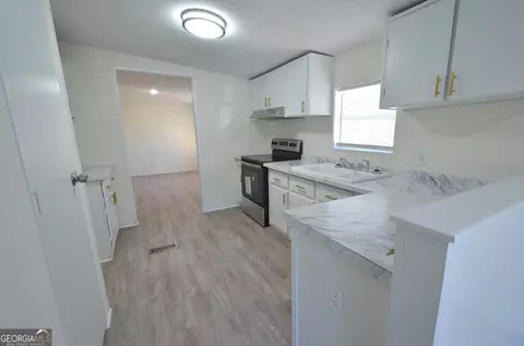 Kitchen - 722 Brower Ct, Dublin, GA 31021 photo 2 of 3