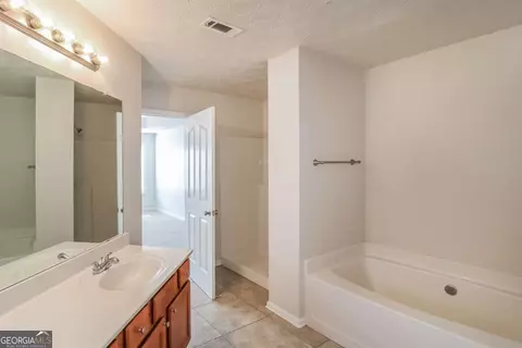 Bath - 3824 Augustine Pl, Rex, GA 30273 photo 2 of 2