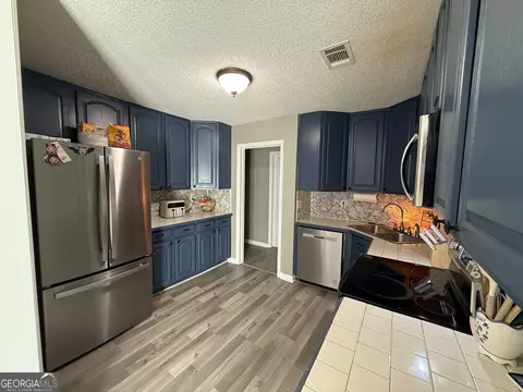 Kitchen - 208 Pellimore Dr, Warner Robins, GA 31093 photo 2 of 2